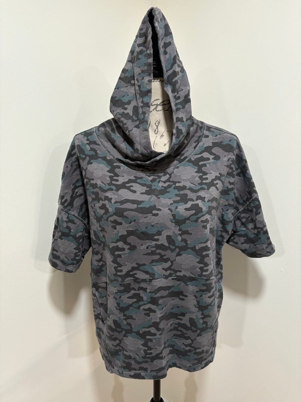 Fabletics Camo Short Sleeve Athletic Hoodie Size Large